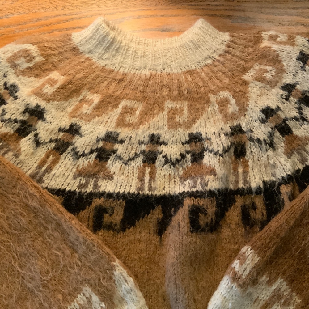 BOLIVIAN HANDKNITS 100% alpaca sweater/L/non smoker/nice condition - Picture 2 of 5